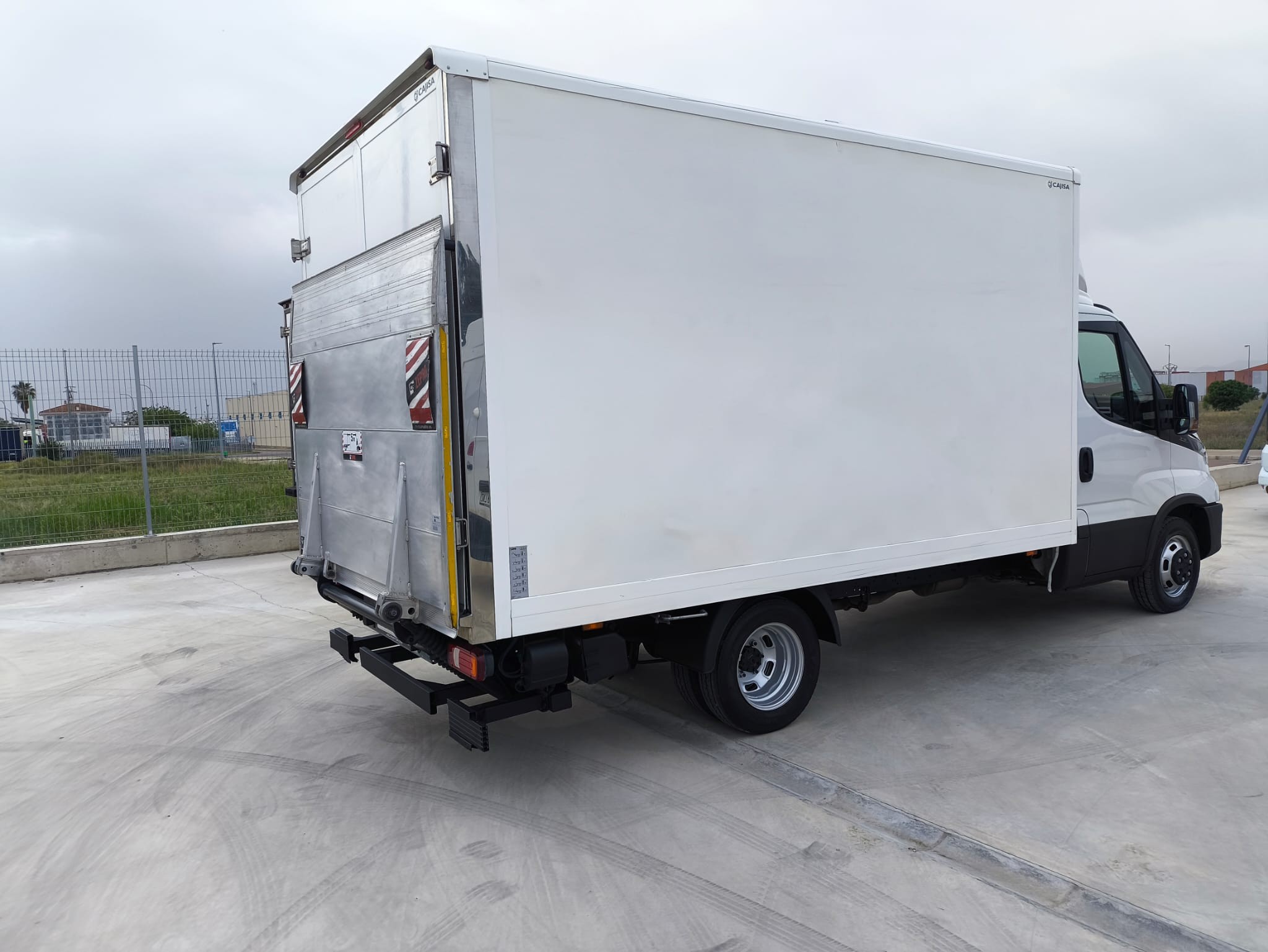 IVECO DAILY 35C16H 3450 CAJA CON PLATAFORMA