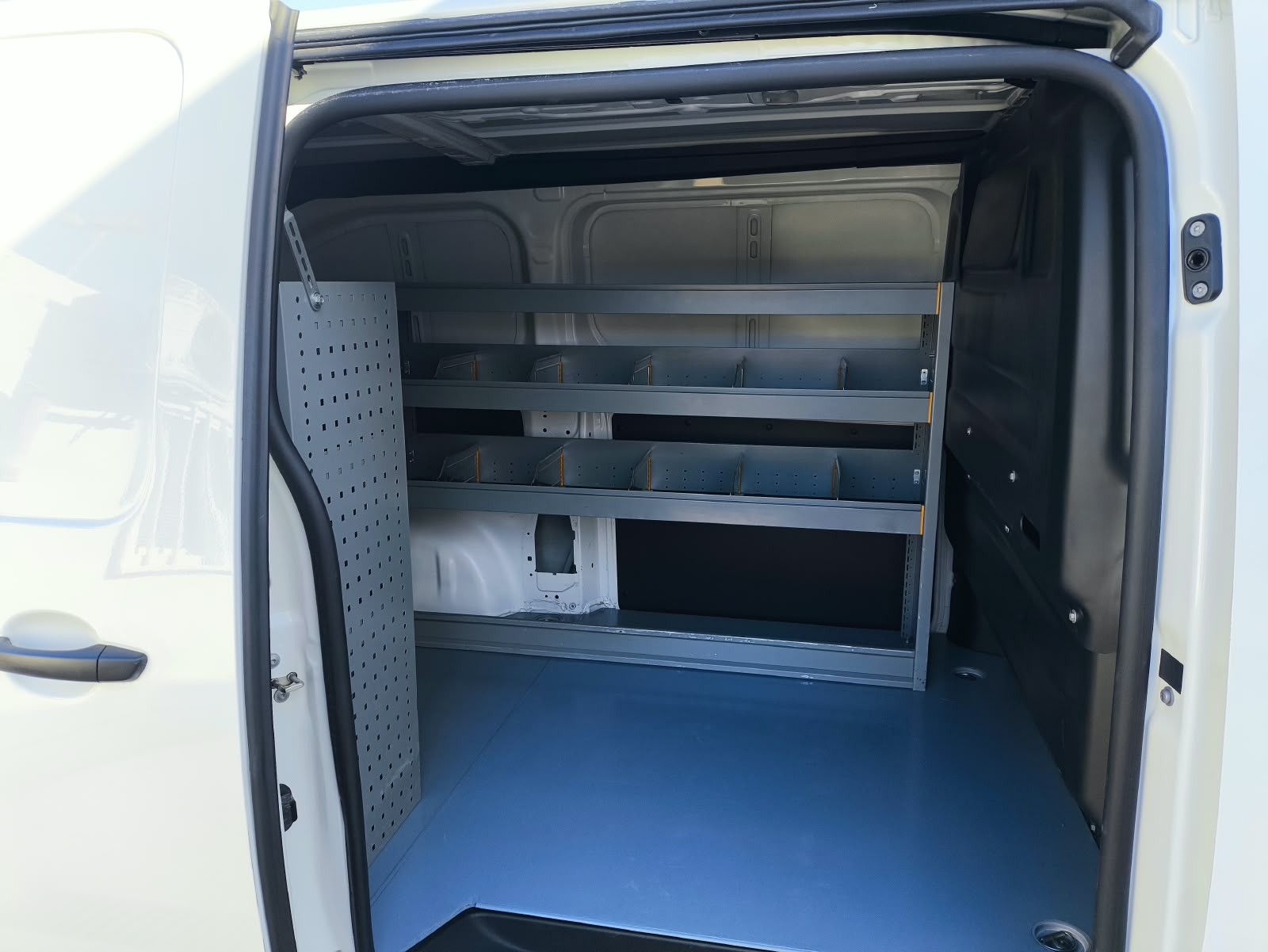 copy of FORD COURIER 1.6 TDCI 75 CV FURGON